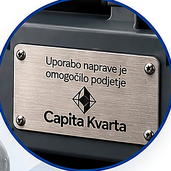 Kovinska ploščica z vgraviranim logotipom na napravi LIFEPAK 15